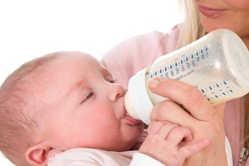 Как да храним новородено бебе