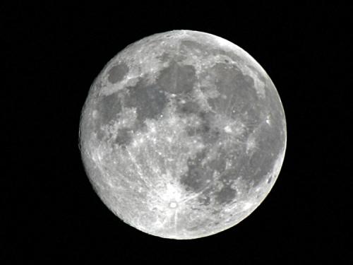 Защо не можеш да погледнеш на луната? Каква е заплахата от лунна светлина?