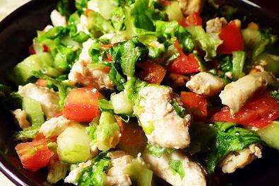 Светла и изискана салата със зелена салата и пиле: интересни рецепти
