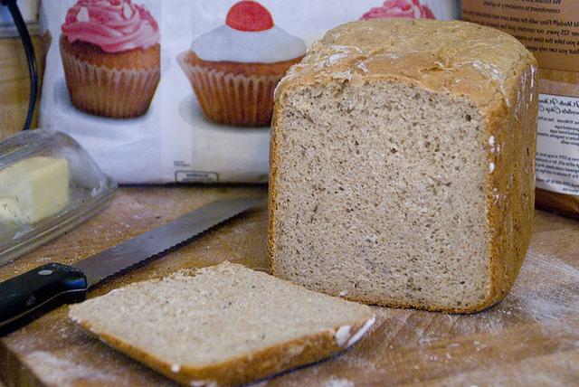 Рецептата за черен хляб за производителя на хляб е бърза и вкусна