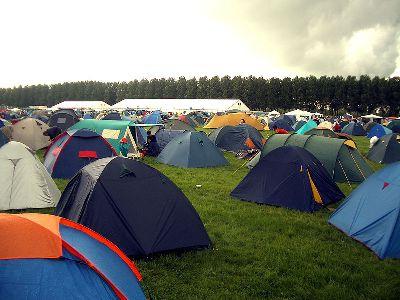 Изберете почивка с палатка на Oka: къмпинг или уединение?